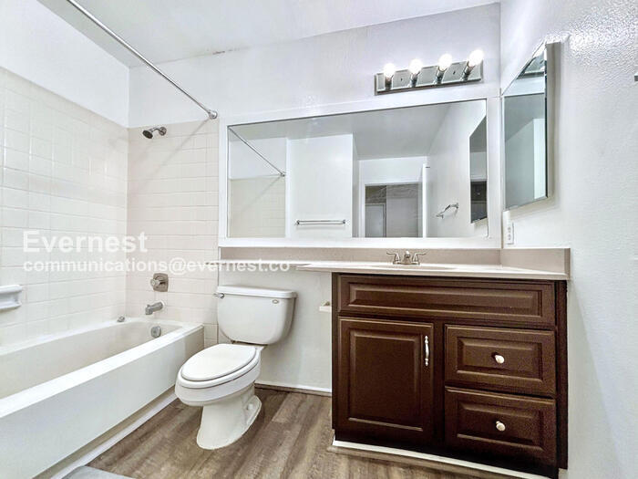 Building Photo - 3215 Midway Dr