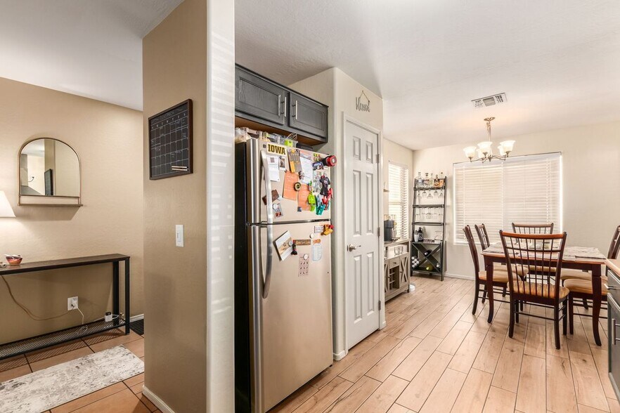 Building Photo - 2213 S 65th Dr