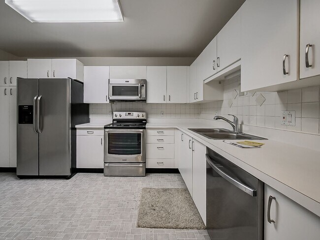 Building Photo - AVAILABLE NOW! Inviting 2-Bedroom, 2-Bath Condo in a Convenient Farmington Hills Community