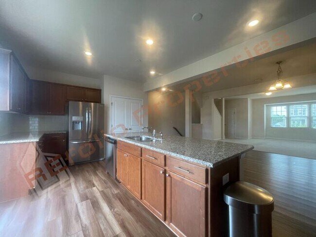Building Photo - Luxury 3 Story 4 BD/3.5 Bath Townhome @ Sm...