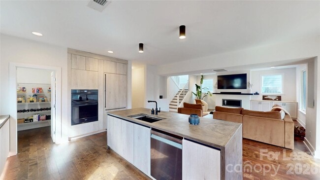 Building Photo - 1220 Lomax Ave