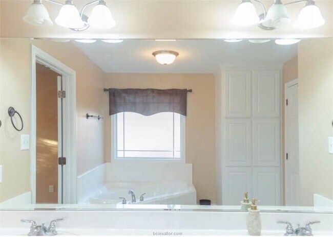 Building Photo - 4200 Colchester Ct