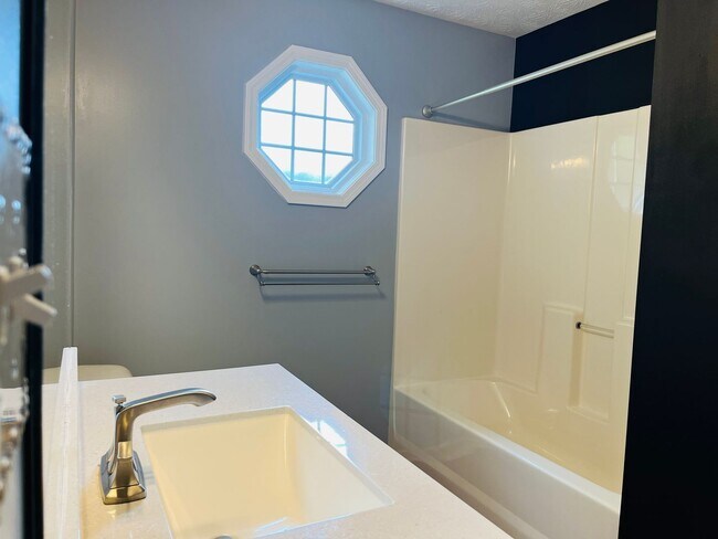 Building Photo - Wow! Renovated 3 bedroom 2 bath home in Ca...