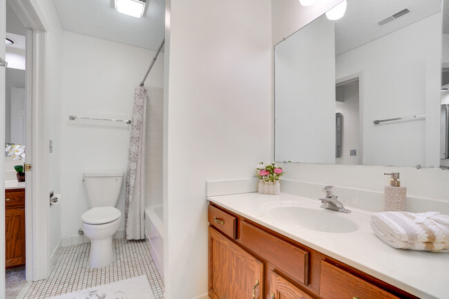 Building Photo - 1330 Cromwell Ct
