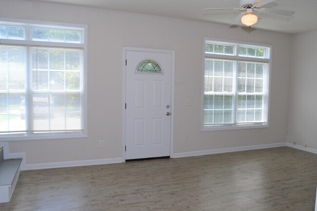 Building Photo - Available Now! Move in Ready!