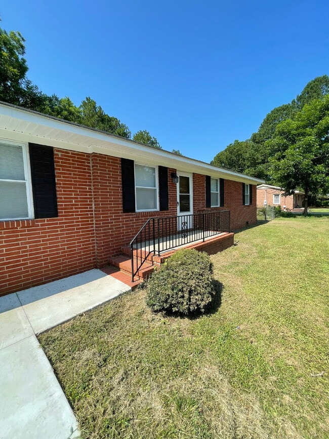 Building Photo - SPACIOUS BRICK RANCH in GOLDSBORO! 4 BR, 2 BA - FENCED-IN YARD *Convenient to SJAFB*