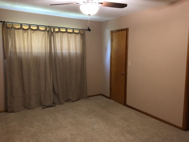Building Photo - Nice home with fenced yard
