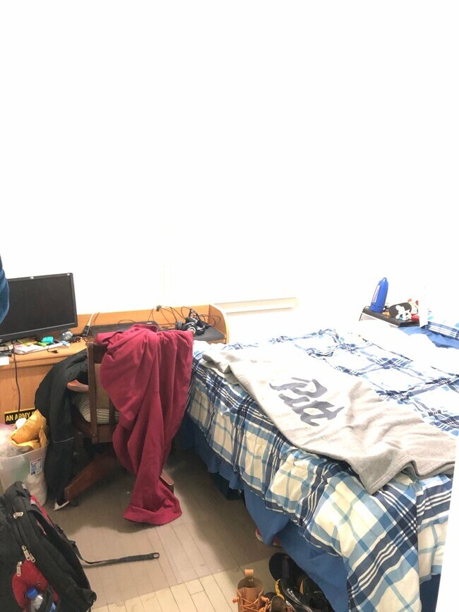 Building Photo - QUAINT 4 BEDROOM 2 BATHROOM PLUS OFFICE SPACE IN HEART OF OAKLAND