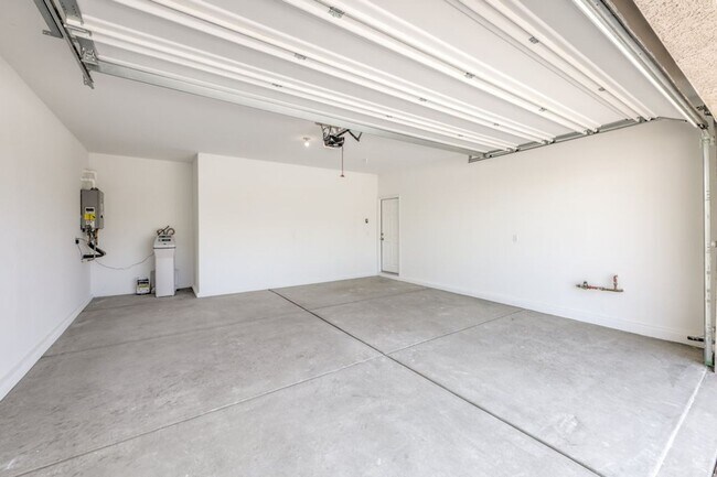 Building Photo - Fully Upgraded - 4bedroom & 2.5 bathrooms-