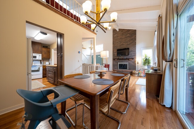 Building Photo - 3477 Pilgrim Ln N