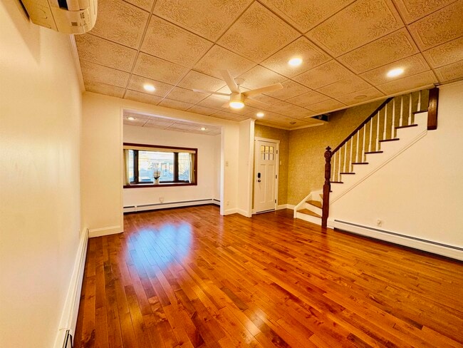 Building Photo - 16 W 51st St