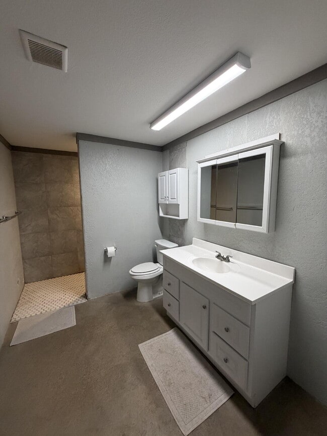 Building Photo - Spacious 3 Bed, 2 Bath Home with 2 car carport!