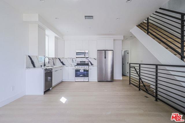 Building Photo - 11816 Gilmore St