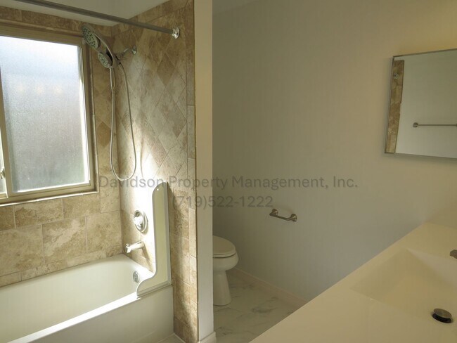 Building Photo - Charming 3-Bedroom Townhouse in Broadmoor ...