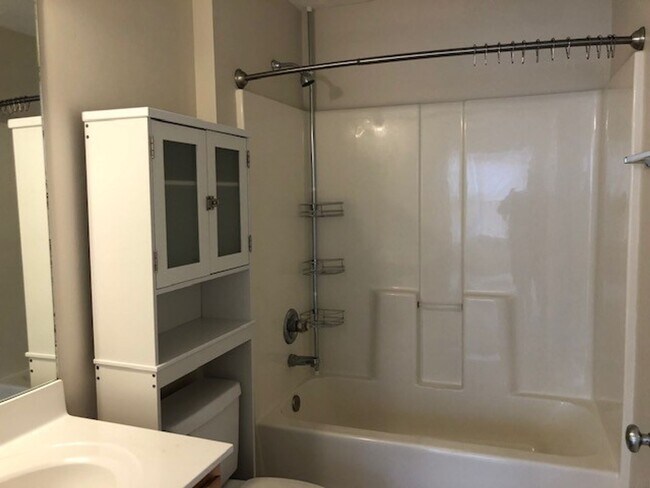 Building Photo - Southern Edge Condo - Close to Campus