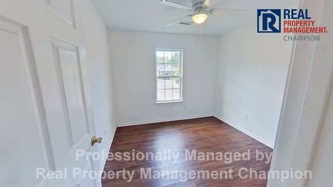 Building Photo - 3 BD/2BA Home with Sunny Floorplan and Eat-in Kitchen