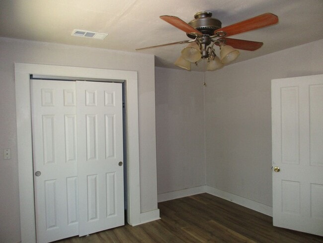 Building Photo - Charming Remodeled 2/1 Home