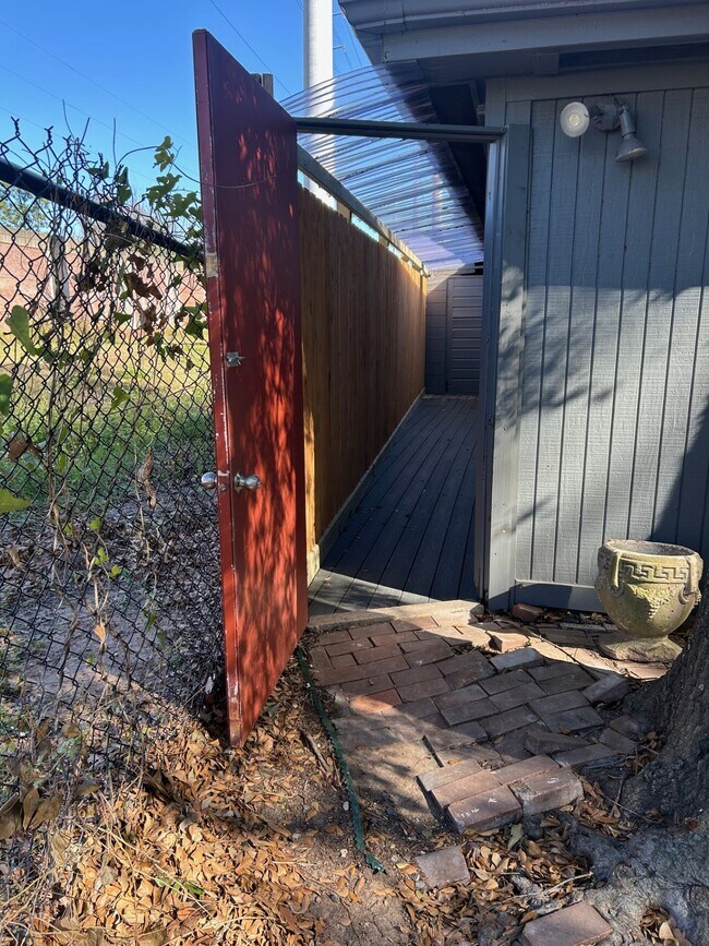 Building Photo - 1922 Vassar St