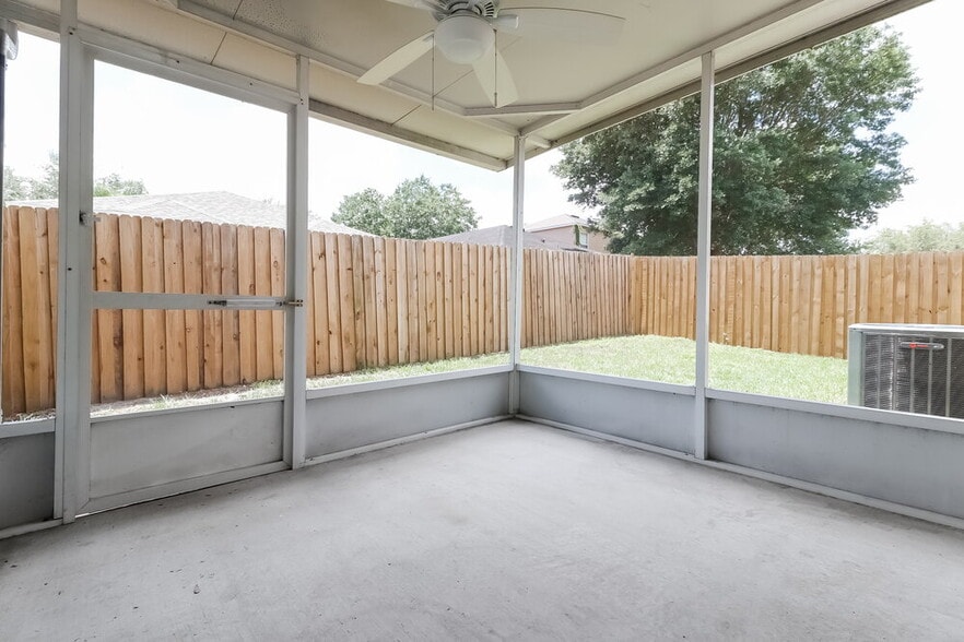 Building Photo - 402 Maple Pointe Dr