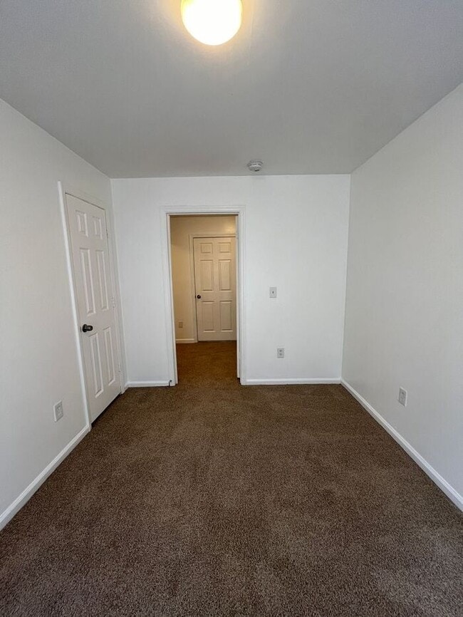 Building Photo - Spacious 4-Bedroom Duplex with Modern Amen...