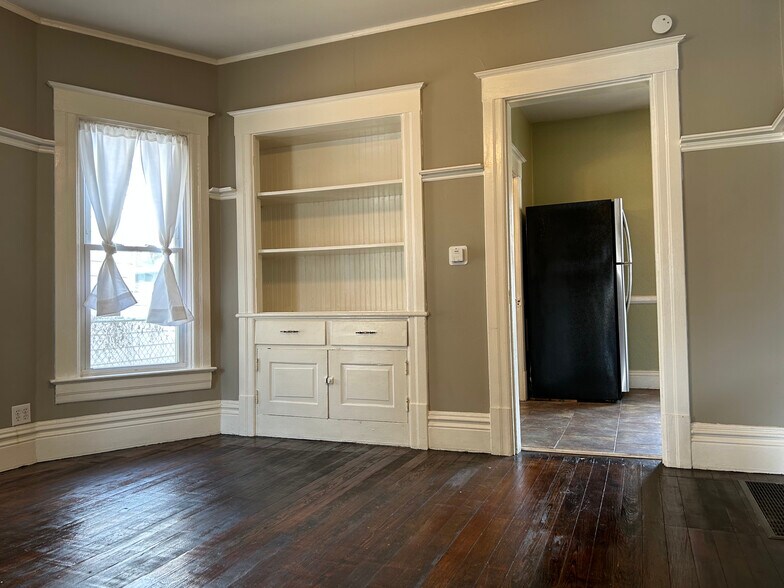 Building Photo - 503 W Allen St