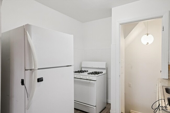 Building Photo - 3 bedroom $1150