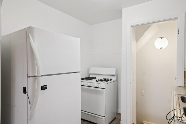 Building Photo - 3 bedroom $1200