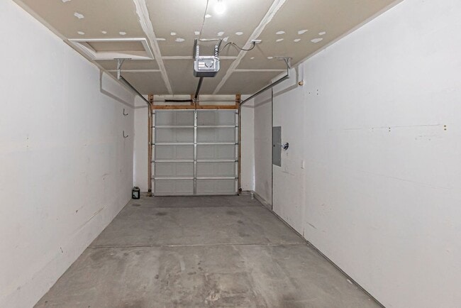 Building Photo - Updated 2-Bedroom Home with Garage and Fen...