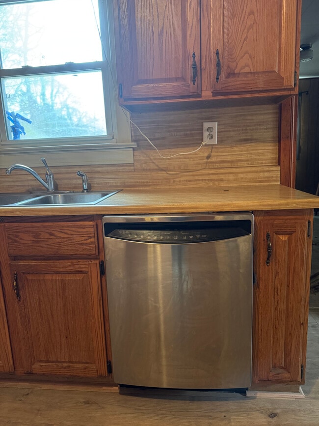 Building Photo - 230 Elaine Ave