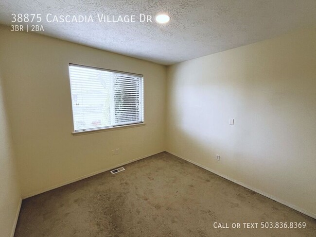 Building Photo - Light and Bright 3 Bedroom 2 Bathroom Home...