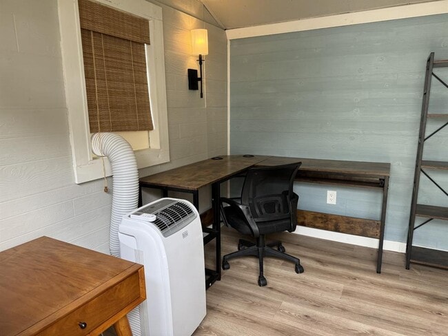 Building Photo - 104 Cowal Dr S