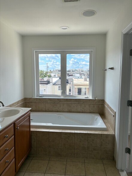 Building Photo - 1408 Steuart St