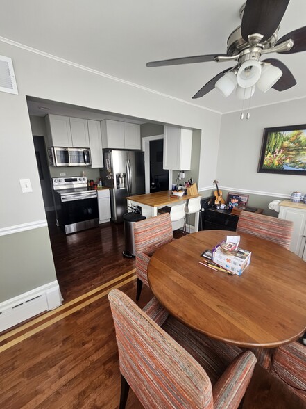 Kitchen and dining area - 7560 W Touhy Ave