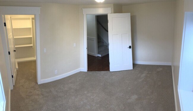 Building Photo - Spacious Home w 2 attached 2 car garage