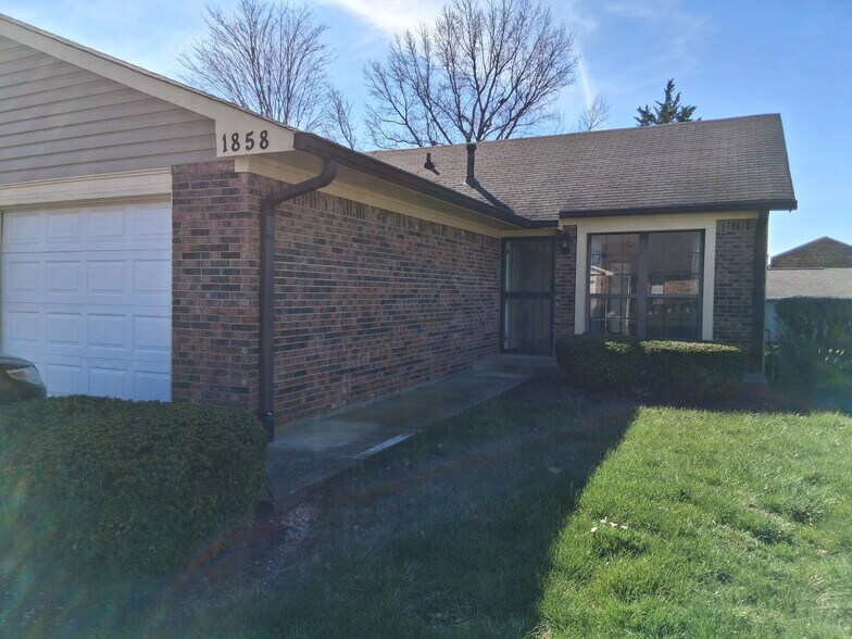 Building Photo - 1858 Queensbridge Cir