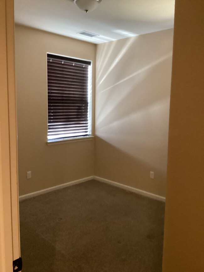 Building Photo - MOVE IN SPECIAL - 1/2 OFF THE 1ST MONTH RE...