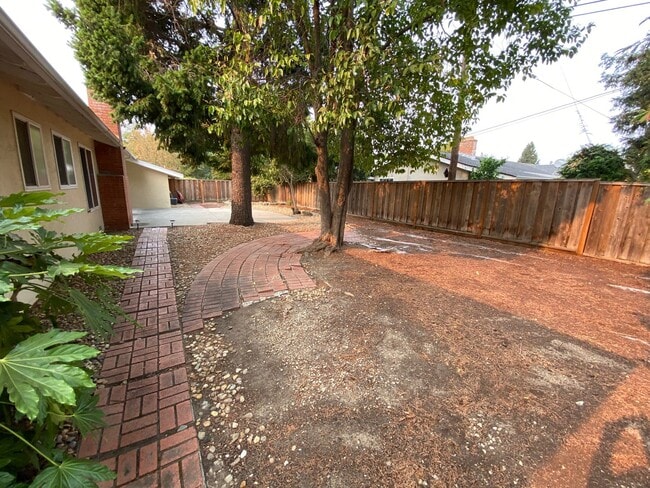 Building Photo - 3 Bed 2 Bath, Single Family Home In Walnunt Creek