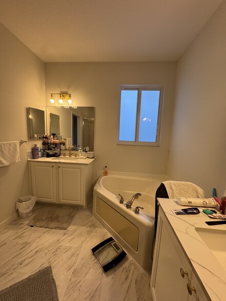 Master Bathroom - 2917 S Greenleaf Cir