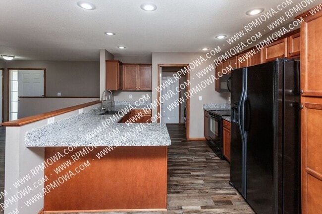 Building Photo - 738 NE Spring St