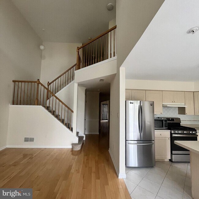 Building Photo - 202 Oaktree Ct