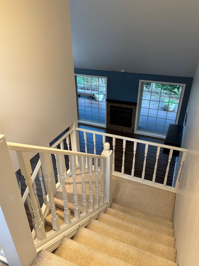 Building Photo - Poulsbo - perfectly charming 2 story with main floor primary suite