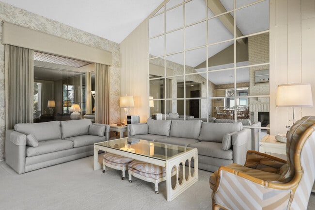 Building Photo - 175 Gran Via