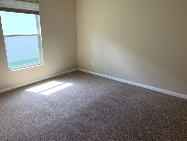Building Photo - Bay Meadows Lakes Gated Community!!!