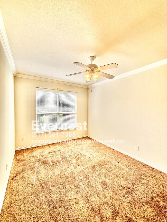 Building Photo - 4-Bedroom Home with Versatile Layout Near ...