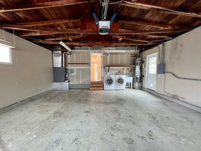 Building Photo - Spacious 4-Bed / 2-Bath Rancher near Linda Mar Beach