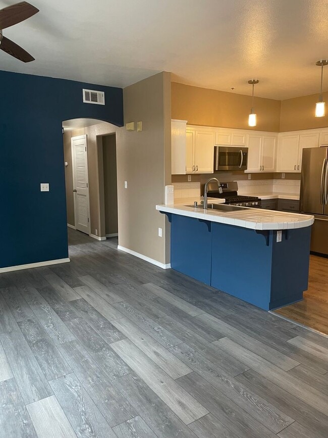 Building Photo - Charming Home