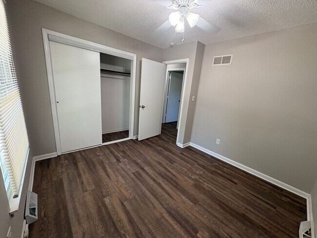 Building Photo - 3 Bedroom 2 Bathroom Available Now! Blue Springs, MO!!