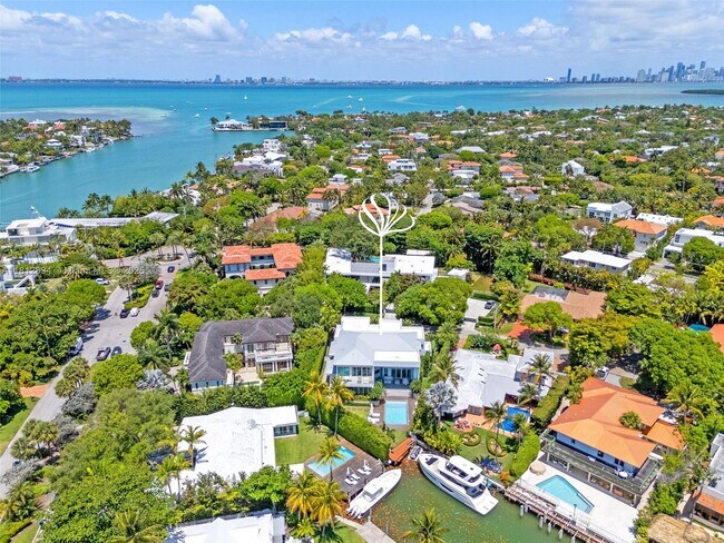 Building Photo - 420 Island Dr