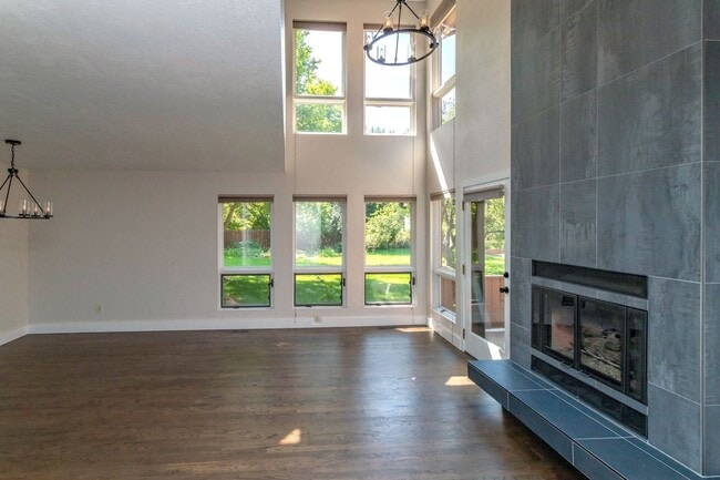 Building Photo - Beautiful Townhome in Central Colorado Springs!