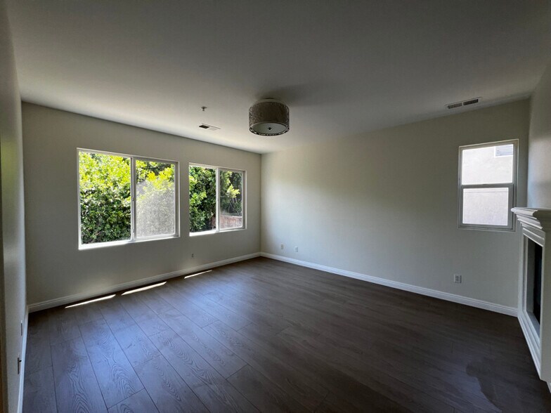 Building Photo - 12124 Scenic View Terrace